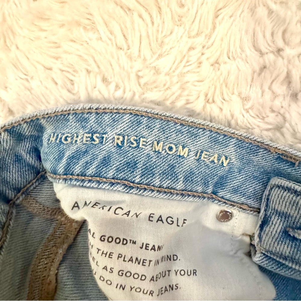 American Eagle size 4 short highest rise Mom Jean Light Wash distressed - Picture 3 of 7